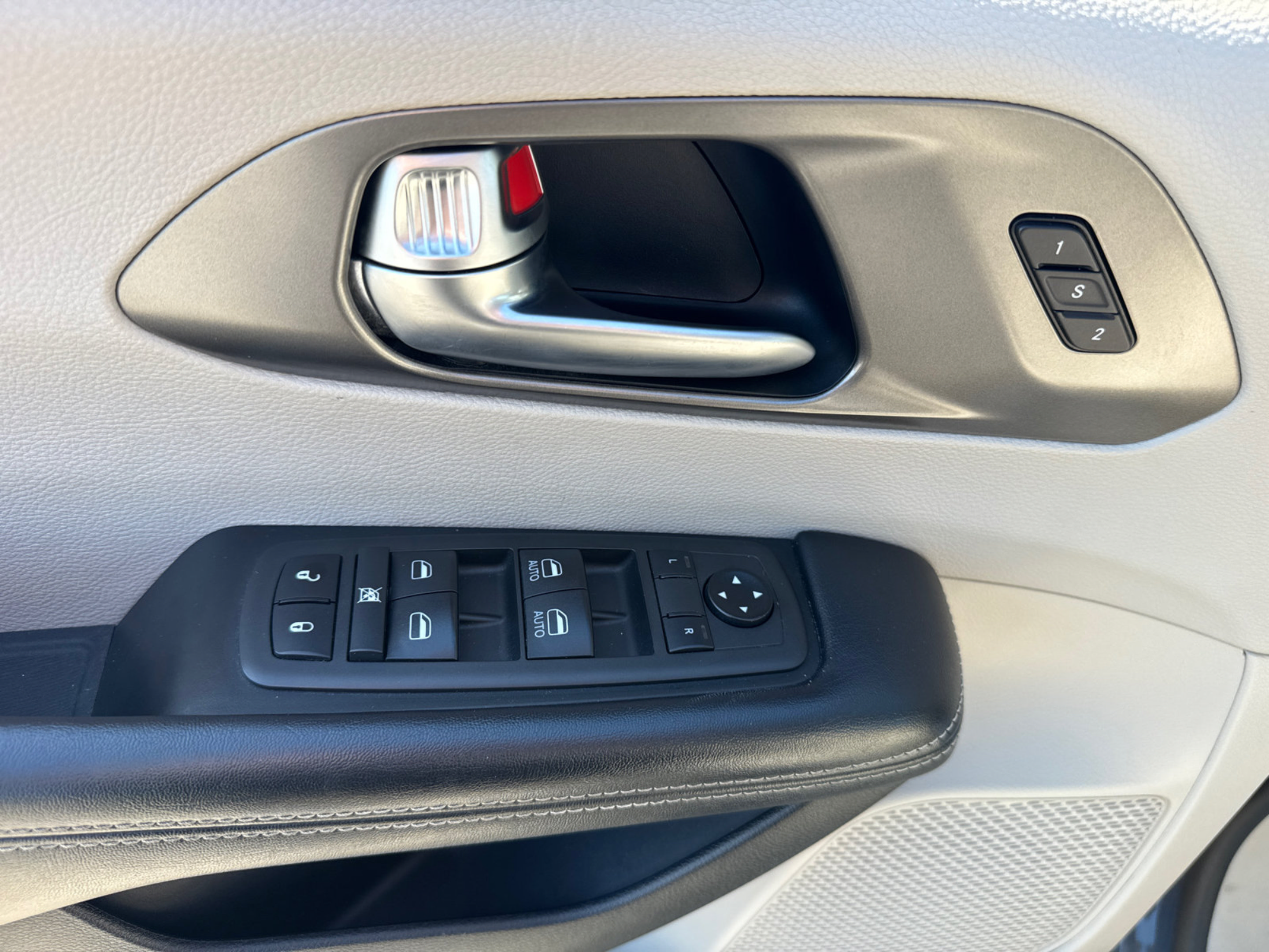 Used 2021 Chrysler Pacifica Touring-L FWD image 18