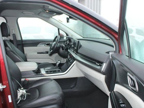 Used 2024 Kia Carnival LX image 11