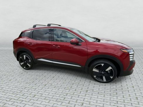 Certified 2025 Nissan Kicks SR FWD image 9