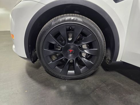 Used 2022 Tesla Model Y Long Range image 37