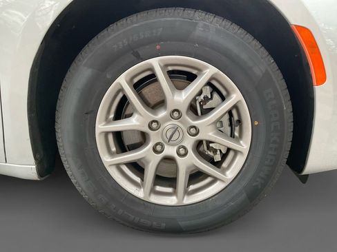 Used 2024 Chrysler Pacifica Touring-L image 14