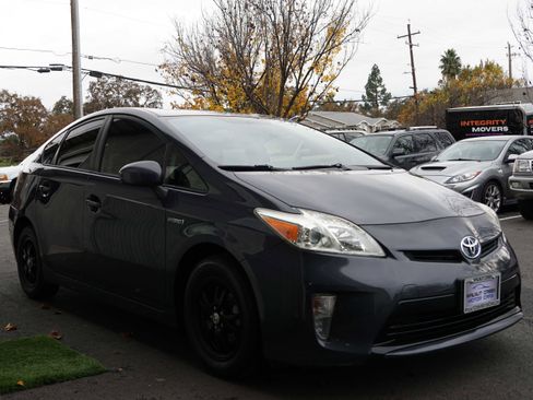 Used 2015 Toyota Prius Two image 9