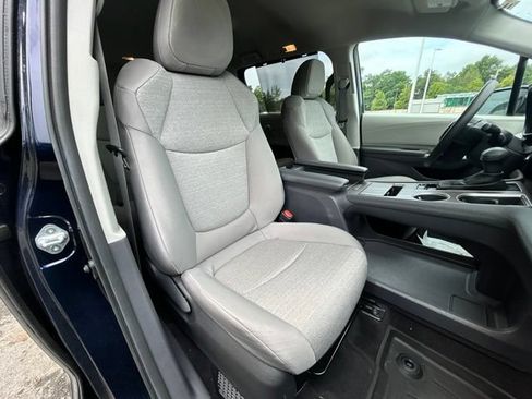 Used 2023 Toyota Sienna LE FWD image 32