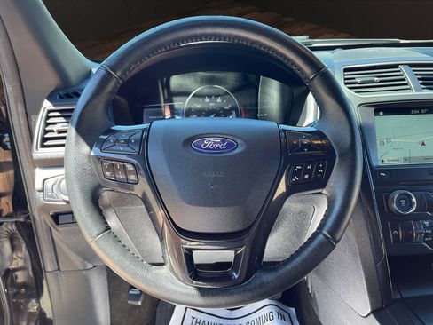 Used 2018 Ford Explorer XLT w/ XLT Appearance Package AWD/4WD image 10