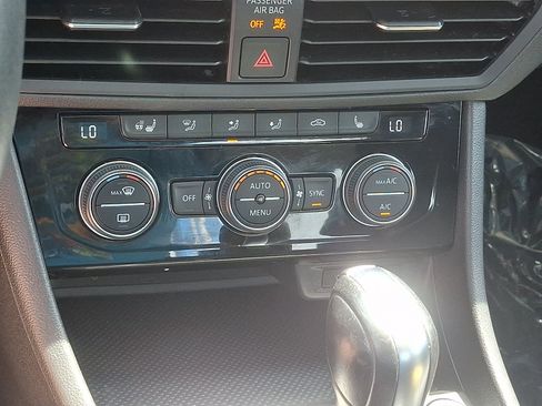 Used 2020 Volkswagen Jetta SE w/ SE Cold Weather Package FWD image 16