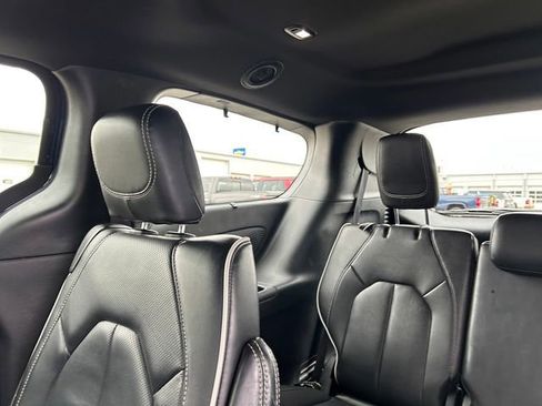 Used 2025 Chrysler Pacifica Limited image 17