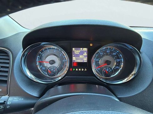 Used 2016 Chrysler Town & Country Touring image 12