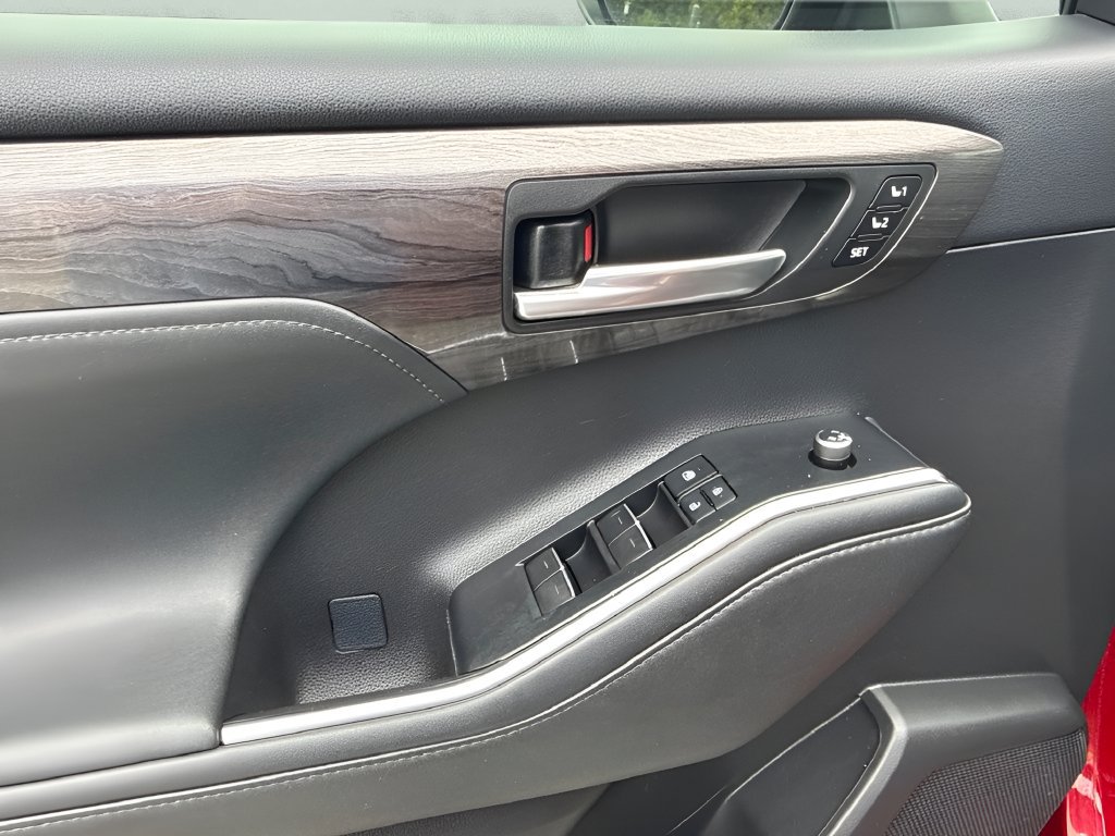 Used 2021 Toyota Highlander Platinum FWD image 19