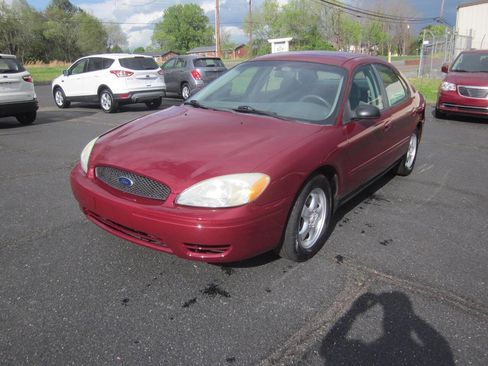 Used 2005 Ford Taurus SE image 2