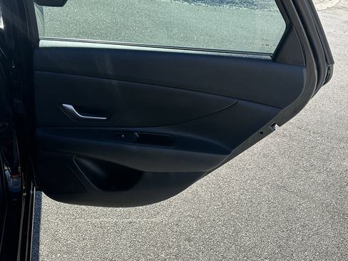 Used 2025 Hyundai Elantra SE image 18