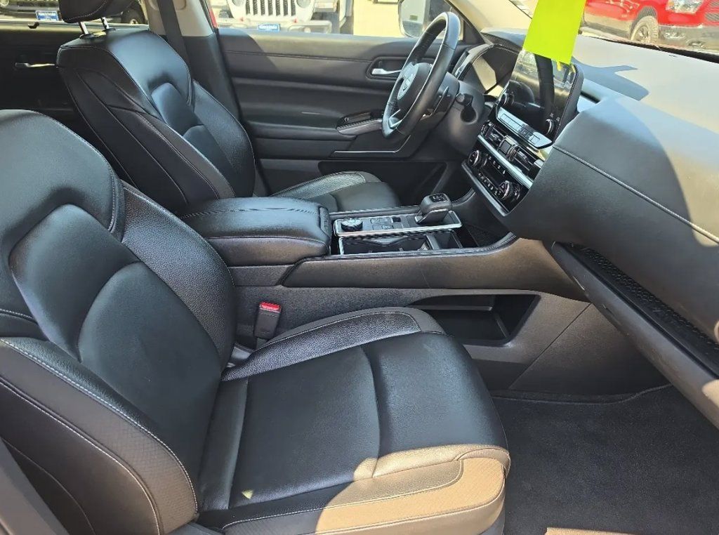 Used 2022 Nissan Pathfinder SL AWD/4WD image 16