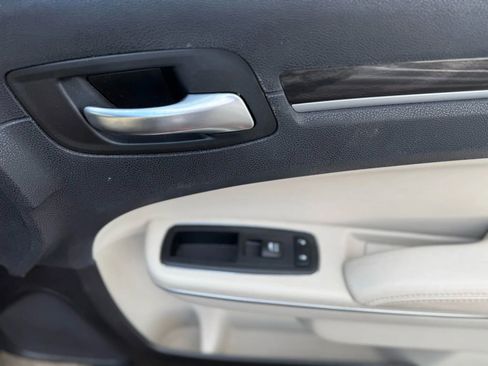 Used 2018 Chrysler 300 Touring L image 24