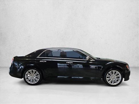 Used 2011 Chrysler 300 Limited RWD image 4