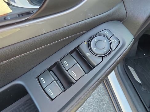 Used 2023 Chevrolet Traverse LT image 15