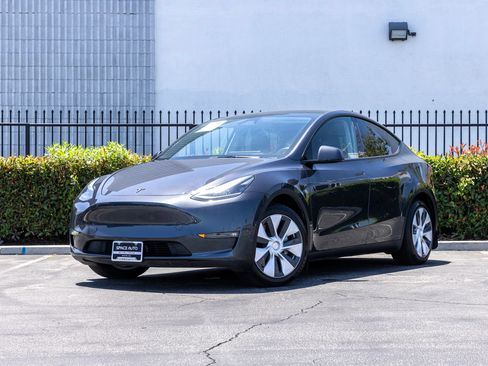 Used 2024 Tesla Model Y Long Range AWD/4WD image 3