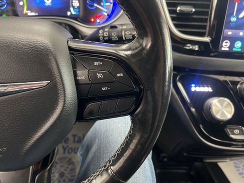 Used 2020 Chrysler Pacifica Touring-L w/ S Appearance Package FWD image 23