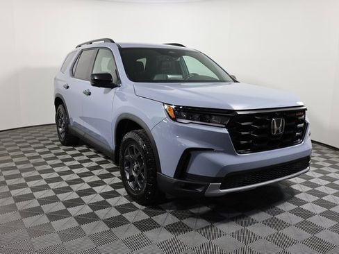 Used 2024 Honda Pilot TrailSport image 3