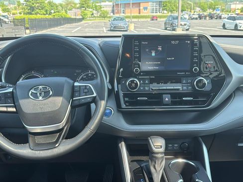 Used 2022 Toyota Highlander XLE AWD/4WD image 10