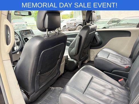 Used 2014 Chrysler Town & Country Touring FWD image 19