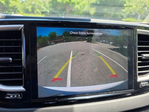 Used 2024 Chrysler Pacifica Touring-L FWD image 19