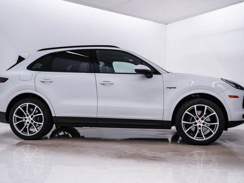 Certified 2023 Porsche Cayenne Platinum Edition image 9
