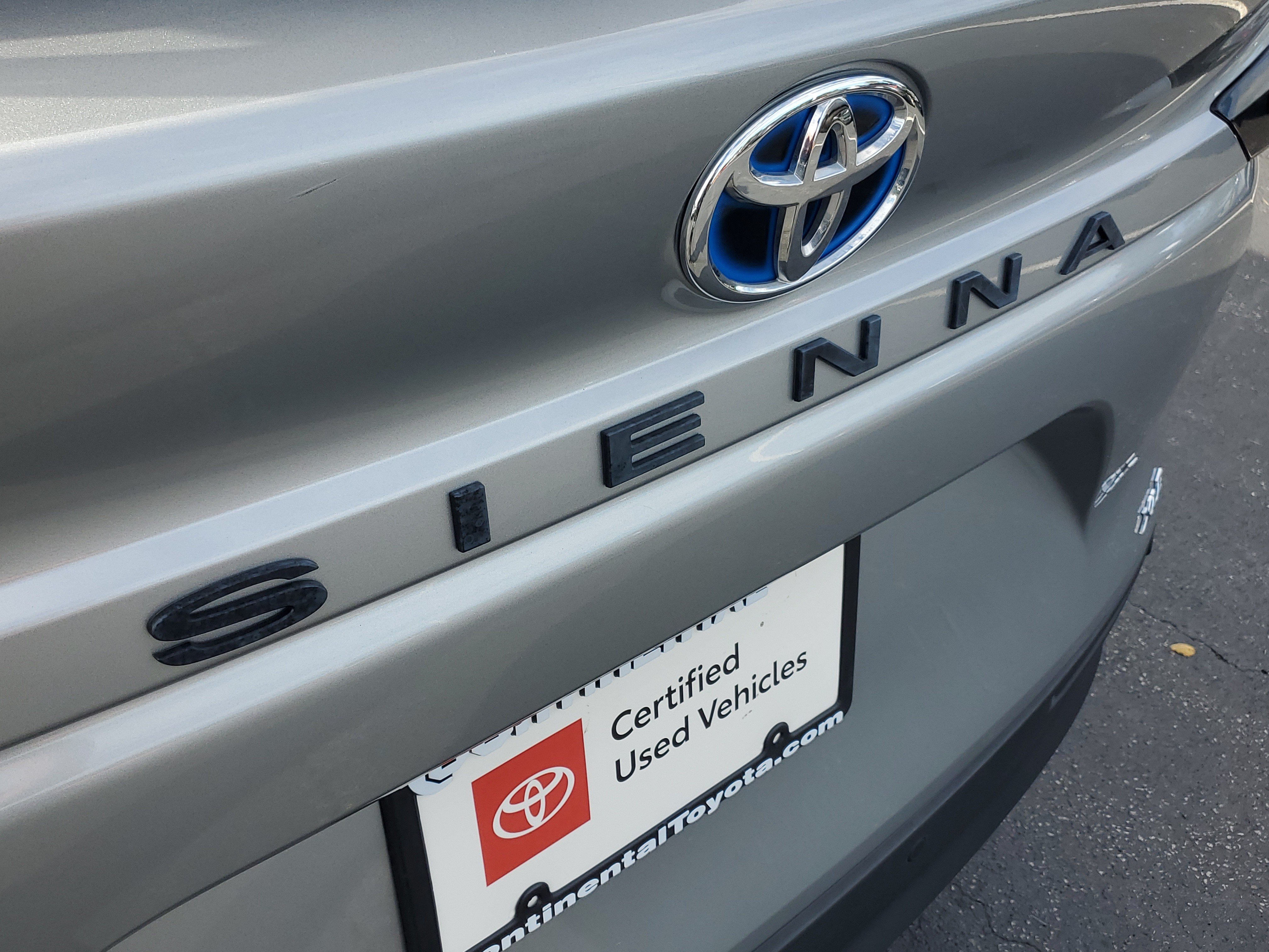 Certified 2025 Toyota Sienna XLE FWD image 7