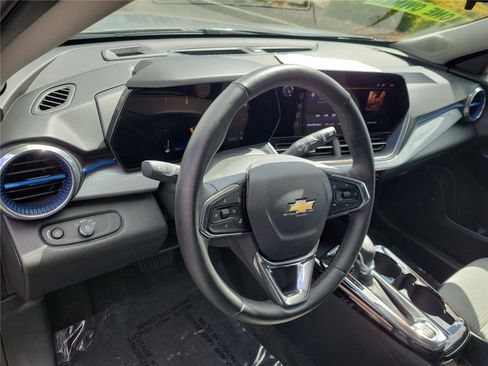 Used 2025 Chevrolet Trax LT w/ LT Convenience Package image 17