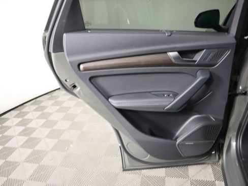 Used 2025 Audi Q5 e Premium Plus w/ Premium Plus Package image 28