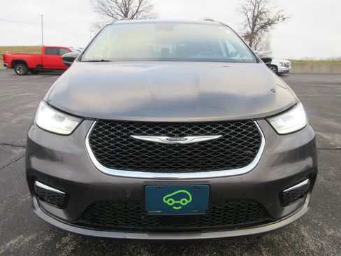 Used 2021 Chrysler Pacifica Touring-L image 8