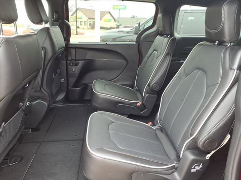 New 2026 Chrysler Pacifica Limited image 5