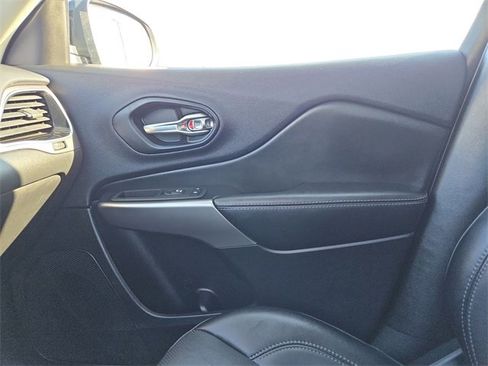 Used 2022 Jeep Cherokee Limited image 18