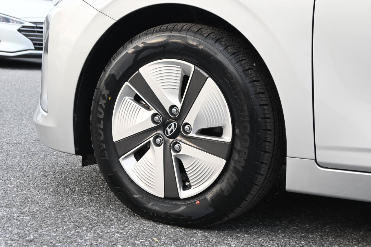Used 2020 Hyundai Ioniq Blue FWD image 34