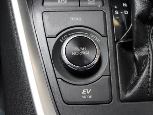 Used 2020 Toyota RAV4 LE w/ All Weather Liner Package AWD/4WD image 28
