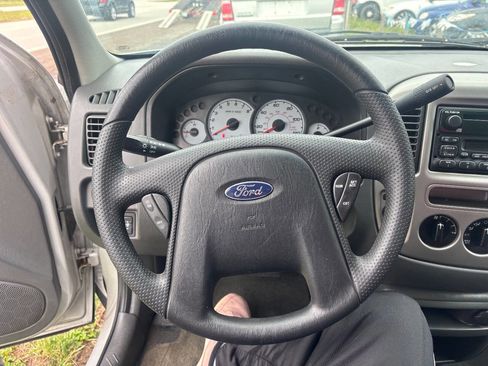 Used 2004 Ford Escape XLT image 10