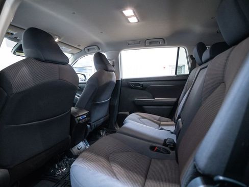 Used 2024 Toyota Highlander LE AWD/4WD image 32