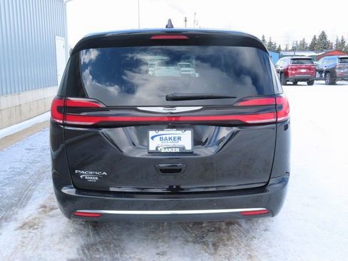 Used 2024 Chrysler Pacifica Touring-L image 11