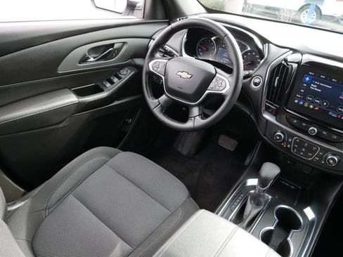 Used 2023 Chevrolet Traverse LT image 9