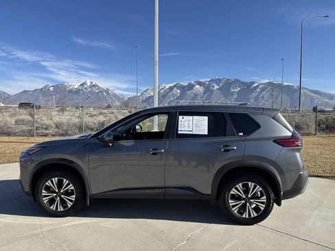 Used 2022 Nissan Rogue SV image 2