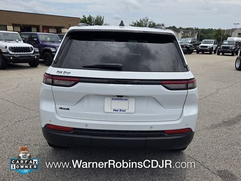 Used 2023 Jeep Grand Cherokee Altitude AWD/4WD image 11