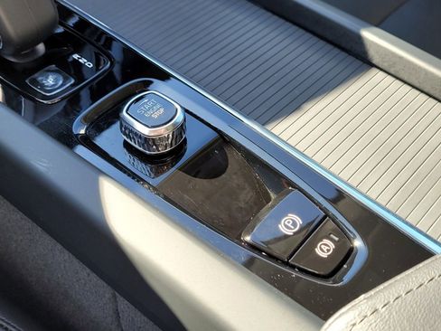 Certified 2025 Volvo XC60 B5 Core w/ Protection Package Premier image 25