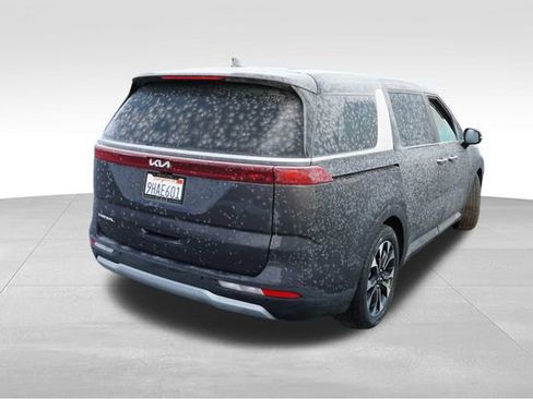 Used 2023 Kia Carnival EX image 3