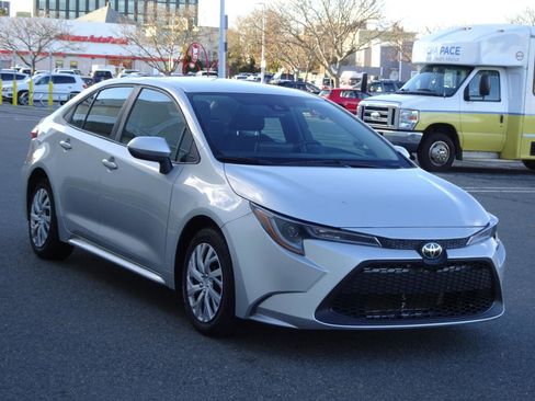 Used 2021 Toyota Corolla LE image 3