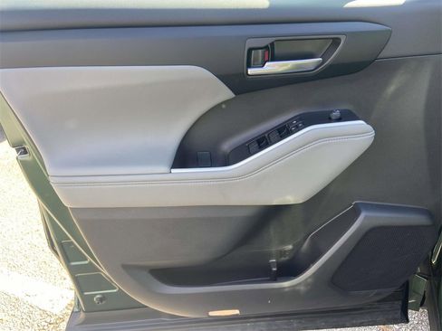 Used 2025 Toyota Highlander XLE image 13