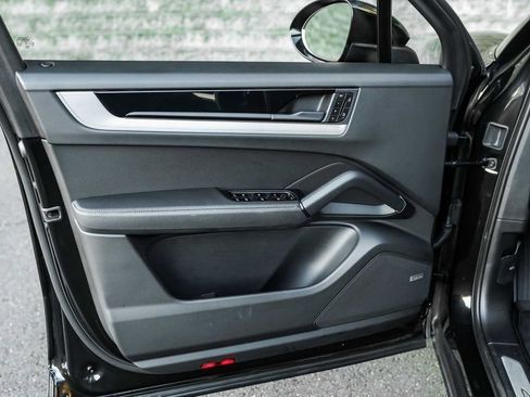 Used 2025 Porsche Cayenne Base image 21