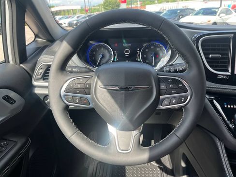 Used 2026 Chrysler Pacifica Limited FWD image 24