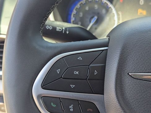 Used 2023 Chrysler Pacifica Touring-L image 27