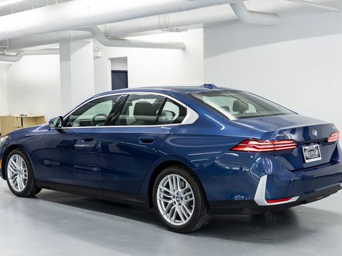 Used 2024 BMW 530i xDrive image 3