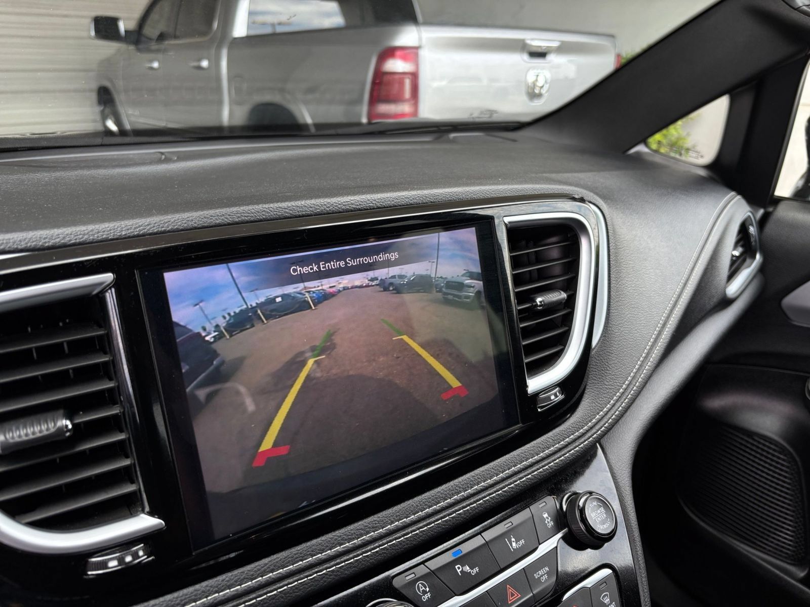 Used 2025 Chrysler Pacifica Limited FWD image 26