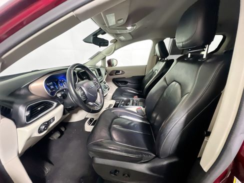 Used 2017 Chrysler Pacifica Touring-L FWD image 14