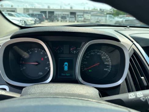 Used 2017 Chevrolet Equinox LS FWD image 11